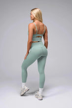 https://cdn.shopify.com/videos/c/o/v/b5c0ab4134184581954b6d7ce3de7d48.mp4