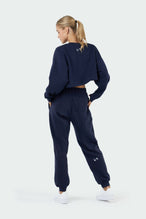 https://cdn.shopify.com/s/files/1/2665/0346/files/CHILL_CROP_SWEATSHIRT-NAVY.mp4?v=1647649857